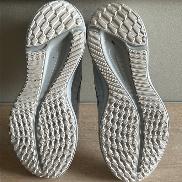 Nike quest 5 women’s sporty, comfortable, white running sneakers size 9 - Picture 6 of 14